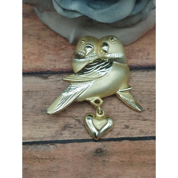 Vintage AJC Brooch Love Birds Brushed Gold Tone Dangle Heart Mid Century Signed - Picture 15 of 15